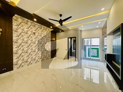 ڈی ایچ اے فیز 5 - بلاک جے فیز 5,ڈیفنس (ڈی ایچ اے),لاہور میں 5 کمروں کا 1 کنال مکان 3.3 لاکھ میں کرایہ پر دستیاب ہے۔