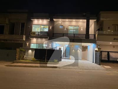 12 Marla Luxury House on Service Road Block A, Top City