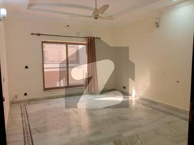 پی ڈبلیو ڈی ہاؤسنگ سکیم اسلام آباد میں 5 کمروں کا 12 مرلہ مکان 1.5 لاکھ میں کرایہ پر دستیاب ہے۔