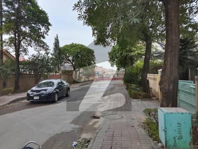 بحریہ ٹاؤن ۔ سفاری ولاز بحریہ ٹاؤن راولپنڈی,راولپنڈی میں 3 کمروں کا 14 مرلہ بالائی پورشن 80.0 ہزار میں کرایہ پر دستیاب ہے۔