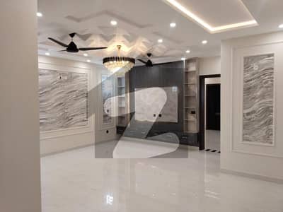 جوبلی ٹاؤن لاہور میں 6 کمروں کا 10 مرلہ مکان 4.35 کروڑ میں برائے فروخت۔