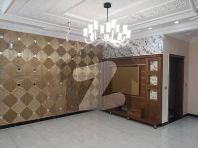 جوبلی ٹاؤن لاہور میں 6 کمروں کا 10 مرلہ مکان 4.4 کروڑ میں برائے فروخت۔