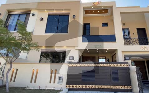 بحریہ ٹاؤن فیز 8 بحریہ ٹاؤن راولپنڈی,راولپنڈی میں 3 کمروں کا 5 مرلہ مکان 2.4 کروڑ میں برائے فروخت۔