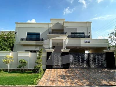 کینال روڈ فیصل آباد میں 4 کمروں کا 1 کنال مکان 9.9 کروڑ میں برائے فروخت۔