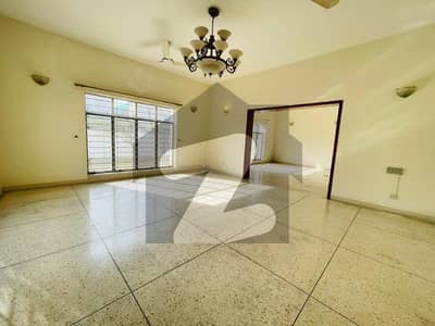 ایف ۔ 8 اسلام آباد میں 4 کمروں کا 1 کنال مکان 4.5 لاکھ میں کرایہ پر دستیاب ہے۔