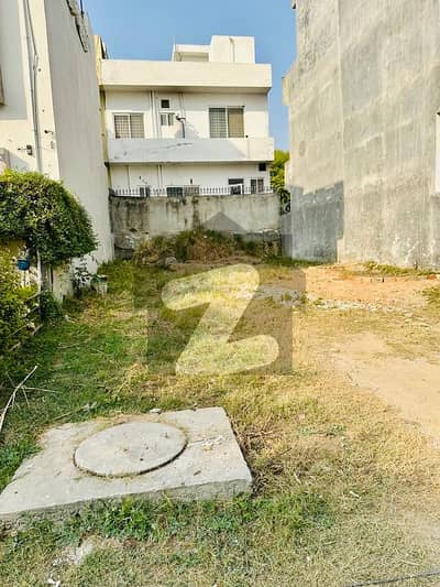 INVESTOR PRICE PLOT AVAILABLE IN PRIME LOCATION D-12