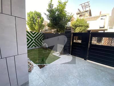 لیک سٹی رائیونڈ روڈ,لاہور میں 5 کمروں کا 10 مرلہ مکان 5.85 کروڑ میں برائے فروخت۔