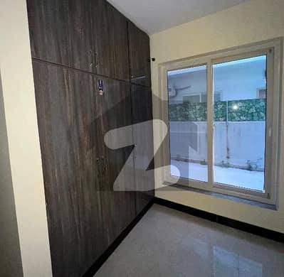 ڈی ۔ 12 اسلام آباد میں 6 کمروں کا 10 مرلہ مکان 2.7 لاکھ میں کرایہ پر دستیاب ہے۔