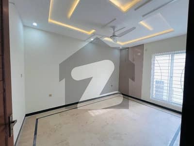 ڈی ۔ 12 اسلام آباد میں 8 کمروں کا 10 مرلہ مکان 3.7 لاکھ میں کرایہ پر دستیاب ہے۔