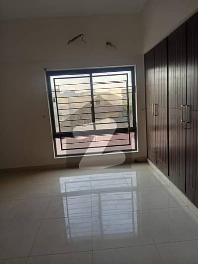 باتھ آئی لینڈ کراچی میں 3 کمروں کا 10 مرلہ فلیٹ 2.3 لاکھ میں کرایہ پر دستیاب ہے۔