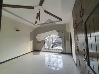 میڈیا ٹاؤن راولپنڈی میں 5 کمروں کا 12 مرلہ مکان 1.9 لاکھ میں کرایہ پر دستیاب ہے۔