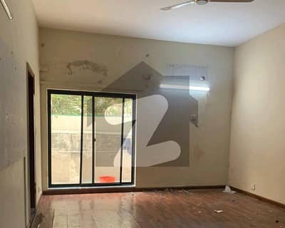 ماڈل ٹاؤن لاہور میں 5 کمروں کا 1 کنال مکان 2.7 لاکھ میں کرایہ پر دستیاب ہے۔