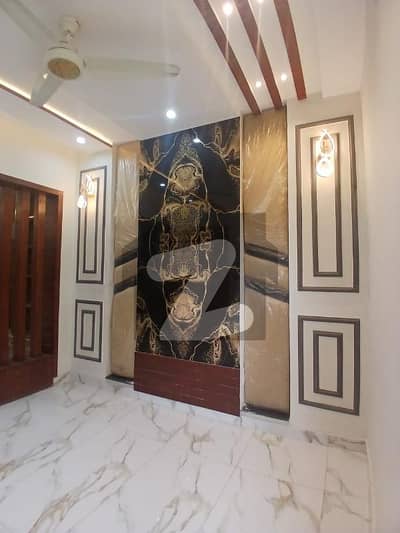 ایڈن بولیوارڈ ہاؤسنگ سکیم کالج روڈ,لاہور میں 4 کمروں کا 4 مرلہ مکان 1.0 لاکھ میں کرایہ پر دستیاب ہے۔