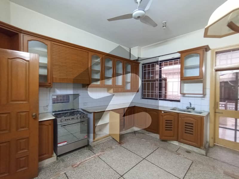 آئی ۔ 8 اسلام آباد میں 3 کمروں کا 1 کنال بالائی پورشن 2.25 لاکھ میں کرایہ پر دستیاب ہے۔ آئی ۔ 8 اسلام آباد میں 3 کمروں کا 1 کنال بالائی پورشن 2.25 لاکھ میں کرایہ پر دستیاب ہے۔