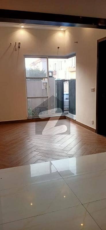 فارمانئیٹس ہاؤسنگ سکیم لاہور میں 3 کمروں کا 5 مرلہ زیریں پورشن 45.0 ہزار میں کرایہ پر دستیاب ہے۔