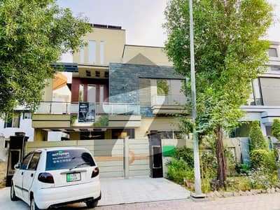 بحریہ ٹاؤن سیکٹر سی بحریہ ٹاؤن,لاہور میں 5 کمروں کا 10 مرلہ مکان 2.0 لاکھ میں کرایہ پر دستیاب ہے۔