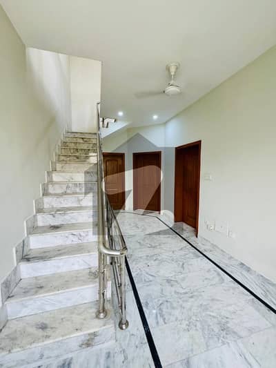 Beautiful Location   4 Marla Upper Portion For Rent