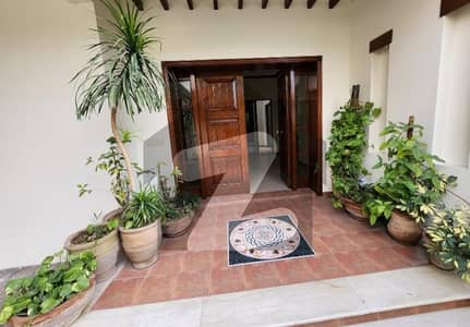 Beautiful Luxurious House With Swimming Pool