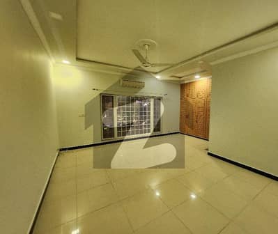 Beautiful Luxurious 6 Bedroom House at Prime Location