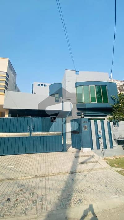 این ایف سی 1 لاہور میں 5 کمروں کا 10 مرلہ مکان 1.6 لاکھ میں کرایہ پر دستیاب ہے۔