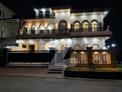 Media Town 10 Marla Well Maintained House For Sale With All Facilities Ideal Location Near To Masjid Near To Park Near To School