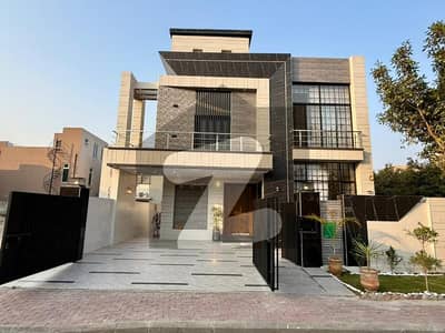 بحریہ ٹاؤن سیکٹر ای بحریہ ٹاؤن,لاہور میں 5 کمروں کا 10 مرلہ مکان 4.0 کروڑ میں برائے فروخت۔