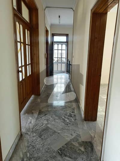 F-11 666SQY UPPER PORTION 3BEDS MARBLED FLOOR SEPARATE GATE SERVANT QUARTER