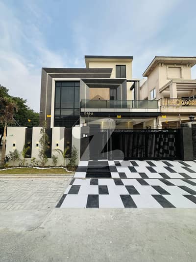 سینٹرل پارک ہاؤسنگ سکیم لاہور میں 5 کمروں کا 10 مرلہ مکان 4.3 کروڑ میں برائے فروخت۔