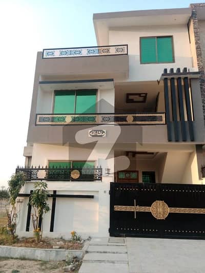 *G,11/1- 30*60- FULLY RENOVATED 4 BED ATTACHED BATH 2 KITCHEN 2 DD TILE FLOOR BEST LOCATION NAYER TO PARK MOSQUE MARKET RENTAL INCOME 2 LAC