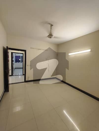 گلستانِ جوہر کراچی میں 3 کمروں کا 8 مرلہ فلیٹ 2.9 کروڑ میں برائے فروخت۔