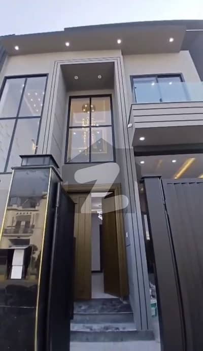 سٹی ہاؤسنگ سوسائٹی سیالکوٹ میں 4 کمروں کا 5 مرلہ مکان 2.15 کروڑ میں برائے فروخت۔