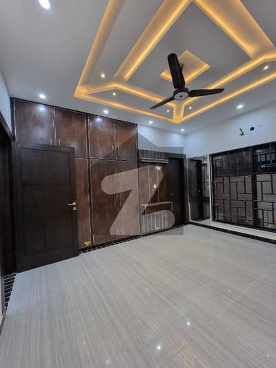 واپڈا سٹی ۔ بلاک کے واپڈا سٹی,فیصل آباد میں 5 کمروں کا 10 مرلہ مکان 1.2 لاکھ میں کرایہ پر دستیاب ہے۔