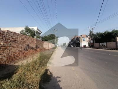 ملتان پبلک سکول روڈ ملتان میں 5 مرلہ رہائشی پلاٹ 40.0 لاکھ میں برائے فروخت۔