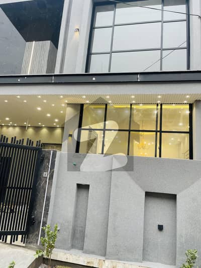 ماڈل سٹی ایگزیکٹو بلاک کینال روڈ,فیصل آباد میں 3 کمروں کا 3 مرلہ مکان 1.0 کروڑ میں برائے فروخت۔