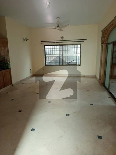 G-10/3 size 600sqy main double road 4bed 4bath Dring dining tvlounge kitchen