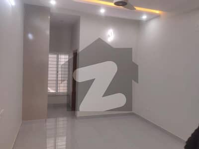 آئی ۔ 11 اسلام آباد میں 5 کمروں کا 6 مرلہ مکان 4.45 کروڑ میں برائے فروخت۔