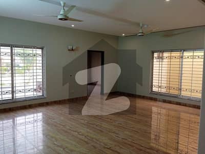 این ایف سی 1 لاہور میں 5 کمروں کا 10 مرلہ مکان 1.6 لاکھ میں کرایہ پر دستیاب ہے۔