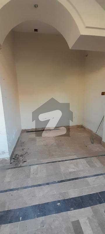 ایئرپورٹ روڈ کراچی میں 8 کمروں کا 8 مرلہ مکان 4.95 کروڑ میں برائے فروخت۔