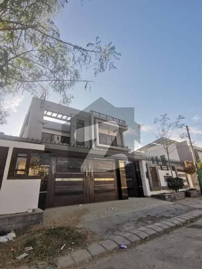 ڈی ایچ اے فیز 8 ڈی ایچ اے ڈیفینس,کراچی میں 5 کمروں کا 1 کنال مکان 17.5 کروڑ میں برائے فروخت۔