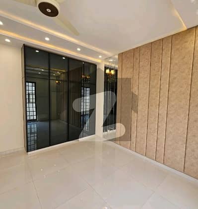 لو کاسٹ ۔ بلاک جے لو کاسٹ سیکٹر,بحریہ آرچرڈ فیز 2,بحریہ آرچرڈ,لاہور میں 4 کمروں کا 8 مرلہ مکان 2.8 کروڑ میں برائے فروخت۔