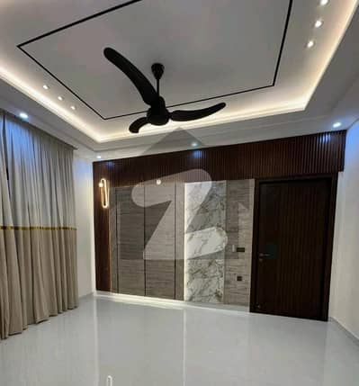 لو کاسٹ ۔ بلاک ایچ لو کاسٹ سیکٹر,بحریہ آرچرڈ فیز 2,بحریہ آرچرڈ,لاہور میں 4 کمروں کا 8 مرلہ مکان 2.8 کروڑ میں برائے فروخت۔