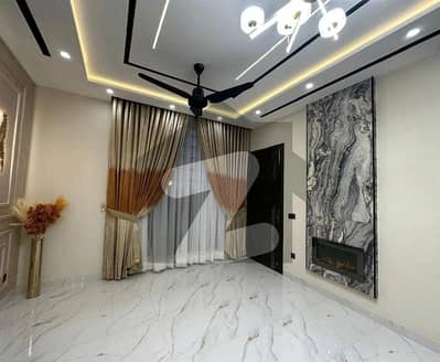 لو کاسٹ ۔ بلاک ڈی لو کاسٹ سیکٹر,بحریہ آرچرڈ فیز 2,بحریہ آرچرڈ,لاہور میں 4 کمروں کا 8 مرلہ مکان 3.2 کروڑ میں برائے فروخت۔