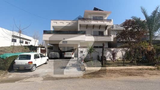 نیول اینکریج اسلام آباد میں 8 کمروں کا 1 کنال مکان 7.2 کروڑ میں برائے فروخت۔