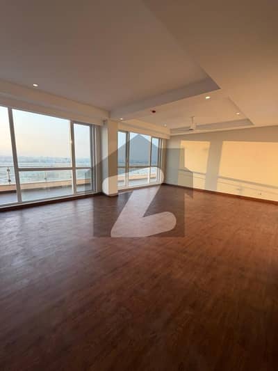 5 Bed Rooms Pent House For Sale Facing Golf and Majn Boulevard View With Jacuzzi