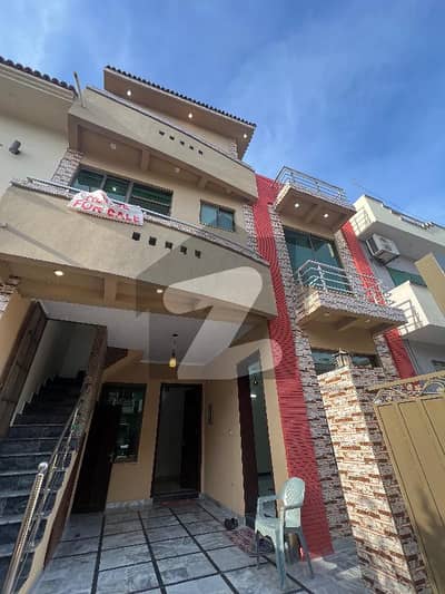 جی ۔ 13 اسلام آباد میں 5 کمروں کا 4 مرلہ مکان 3.35 کروڑ میں برائے فروخت۔