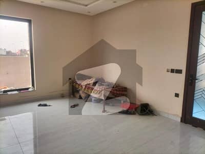 ڈی ایچ اے فیز 8 ڈیفنس (ڈی ایچ اے),لاہور میں 5 کمروں کا 1 کنال مکان 3.0 لاکھ میں کرایہ پر دستیاب ہے۔