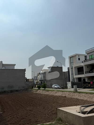 DAIMOND HOT LOCATION PLOT BETWEEN HOUSES