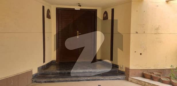 رضا ٹاؤن فیصل آباد میں 6 کمروں کا 17 مرلہ مکان 6.5 کروڑ میں برائے فروخت۔