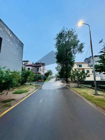 5 MARLA HOT LOCATION IN EXECUTIVE BLOCK