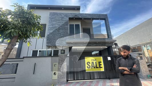 10 MARLA BRAND NEW ULTRA LUXURY MODERN DESIGN HOUSE AVAILABLE FOR SALE PROPER DOUBLE UNIT DOUBLE STORY VERY GOOD MOST PRIME LOCATION NEAR TO ALL FACILITIES AVAILABLE